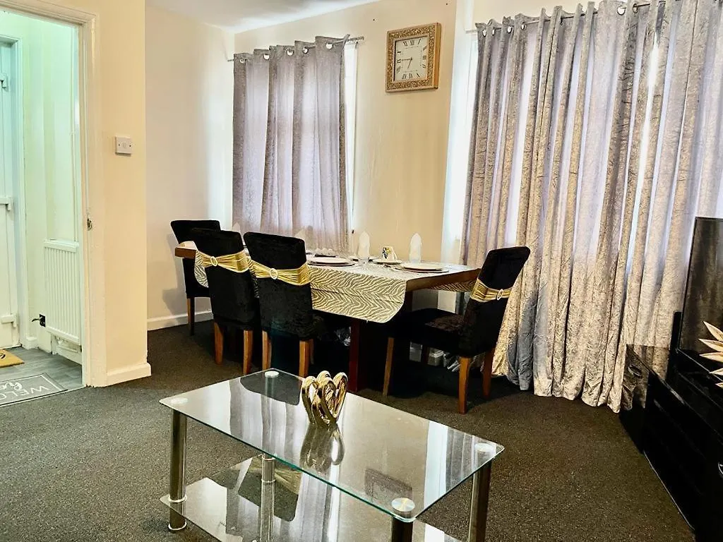 Lovely Holiday Home Near Cardiff City Centre - Madoc Road 3 Bedrooms Sleeps Up To 7 0*,  영국