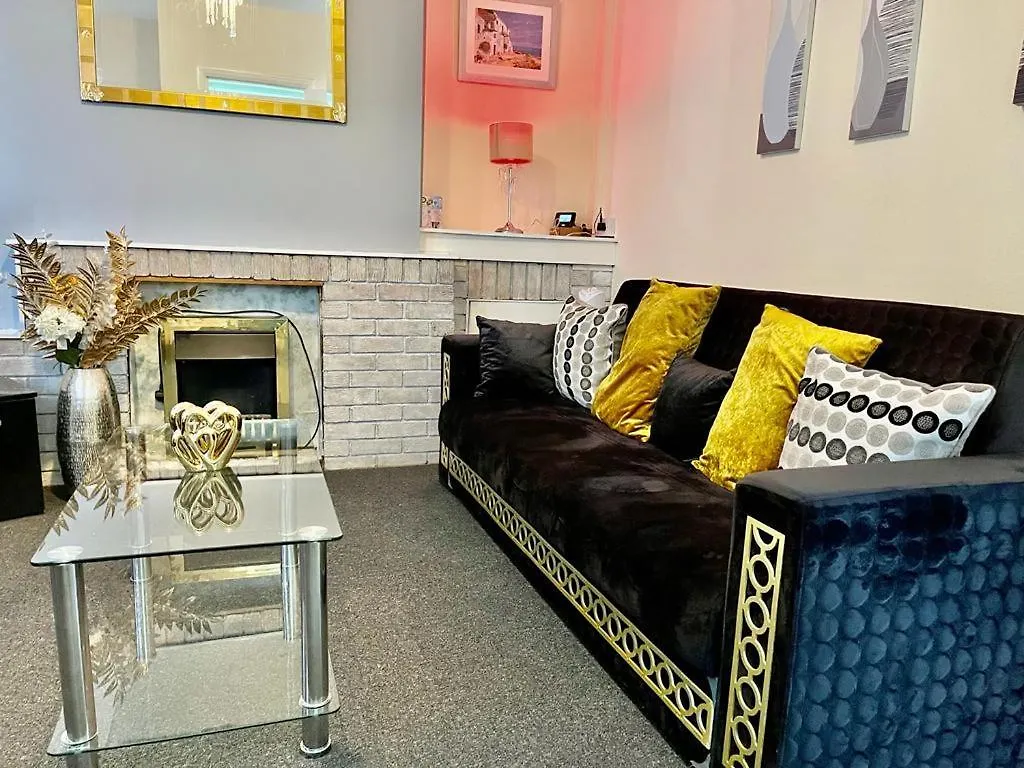Lovely Holiday Home Near Cardiff City Centre - Madoc Road 3 Bedrooms Sleeps Up To 7 0*,  영국