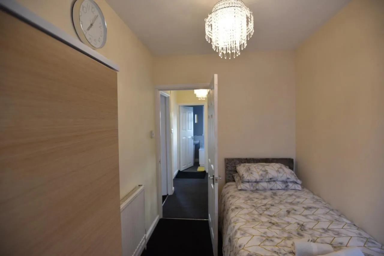 Lovely Holiday Home Near Cardiff City Centre - Madoc Road 3 Bedrooms Sleeps Up To 7