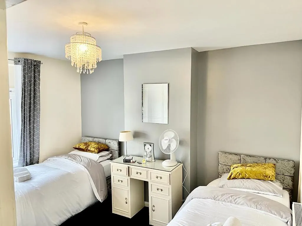 Lovely Holiday Home Near Cardiff City Centre - Madoc Road 3 Bedrooms Sleeps Up To 7
