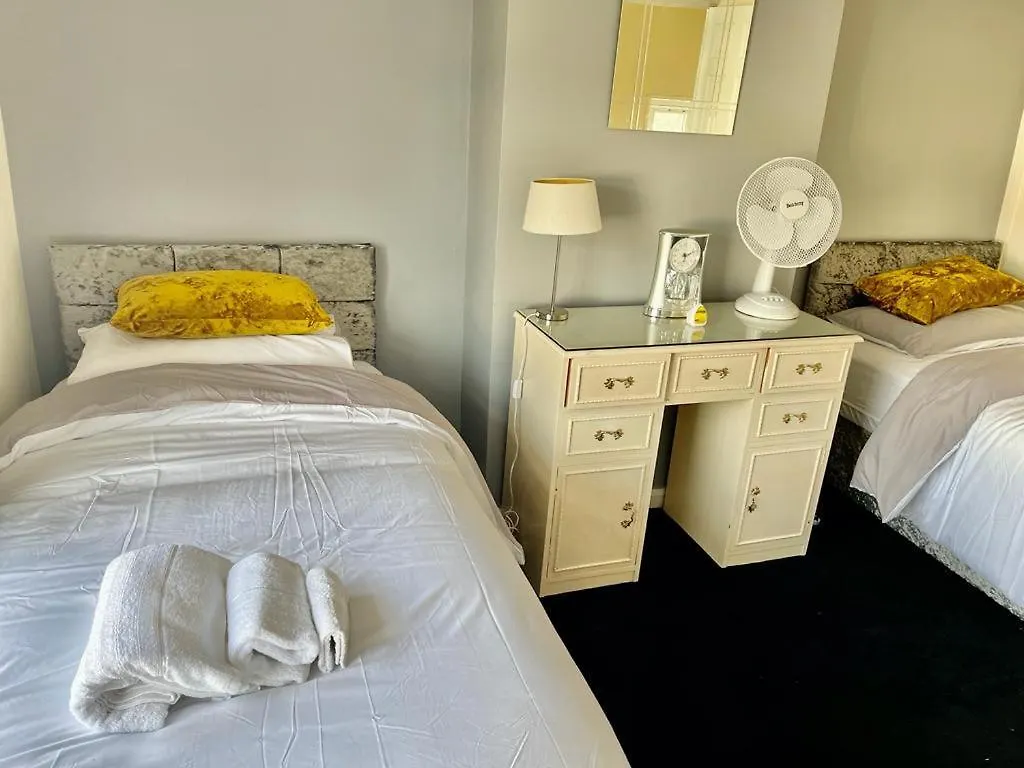 Lovely Holiday Home Near Cardiff City Centre - Madoc Road 3 Bedrooms Sleeps Up To 7