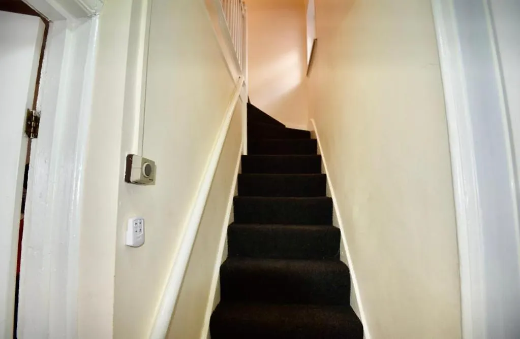 Lovely Holiday Home Near Cardiff City Centre - Madoc Road 3 Bedrooms Sleeps Up To 7 0*,